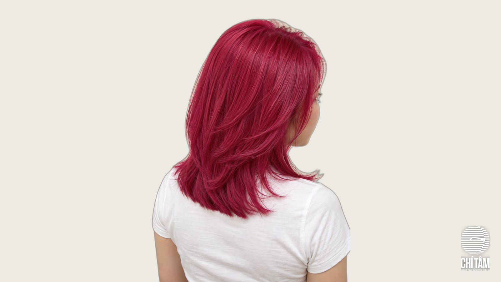 Tóc đỏ hồng magenta cắt layer nhiều tầng góc chéo sau