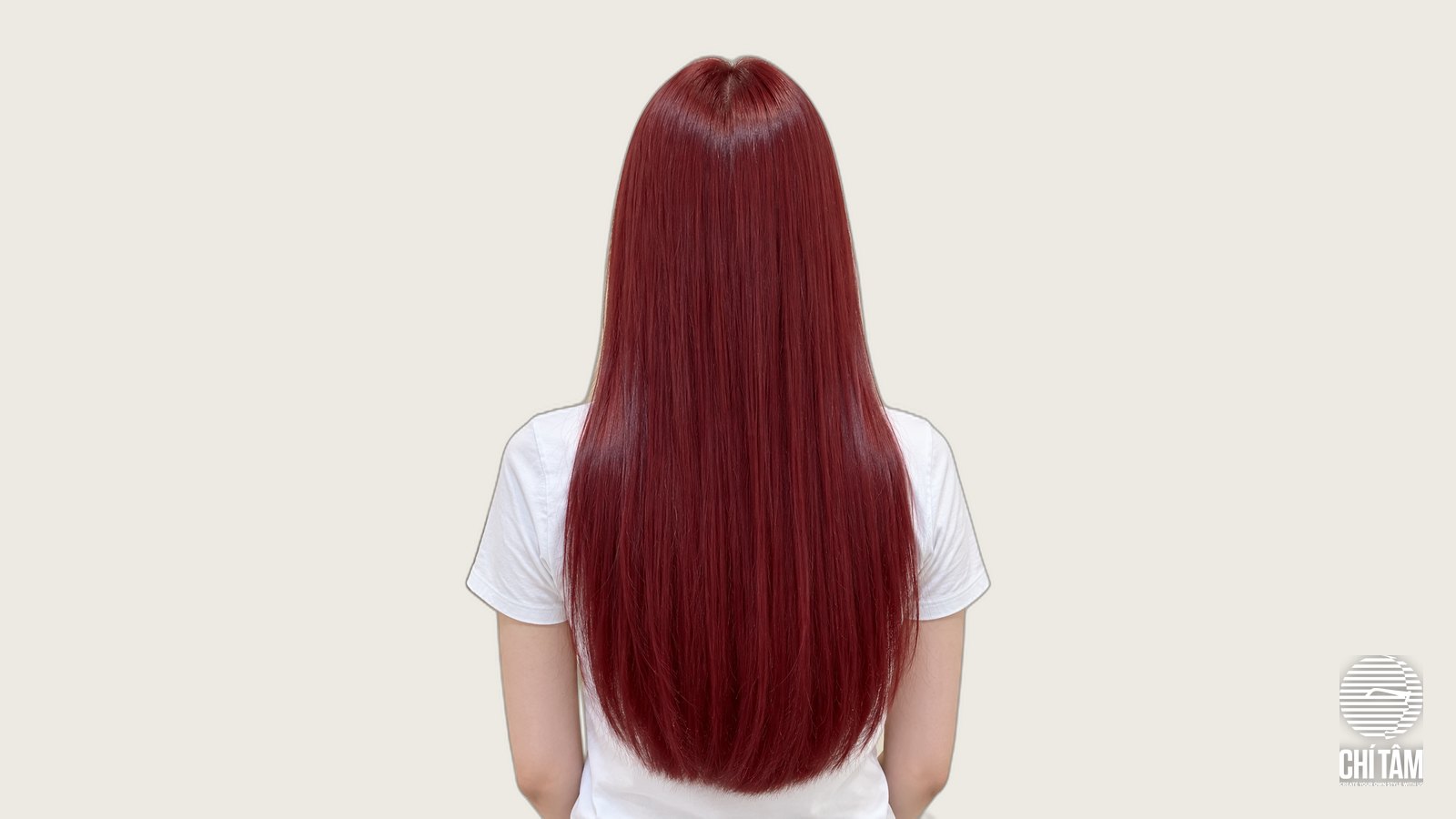 Tóc đỏ ruby dài suôn nhìn từ phía sau, màu đều từ chân tóc