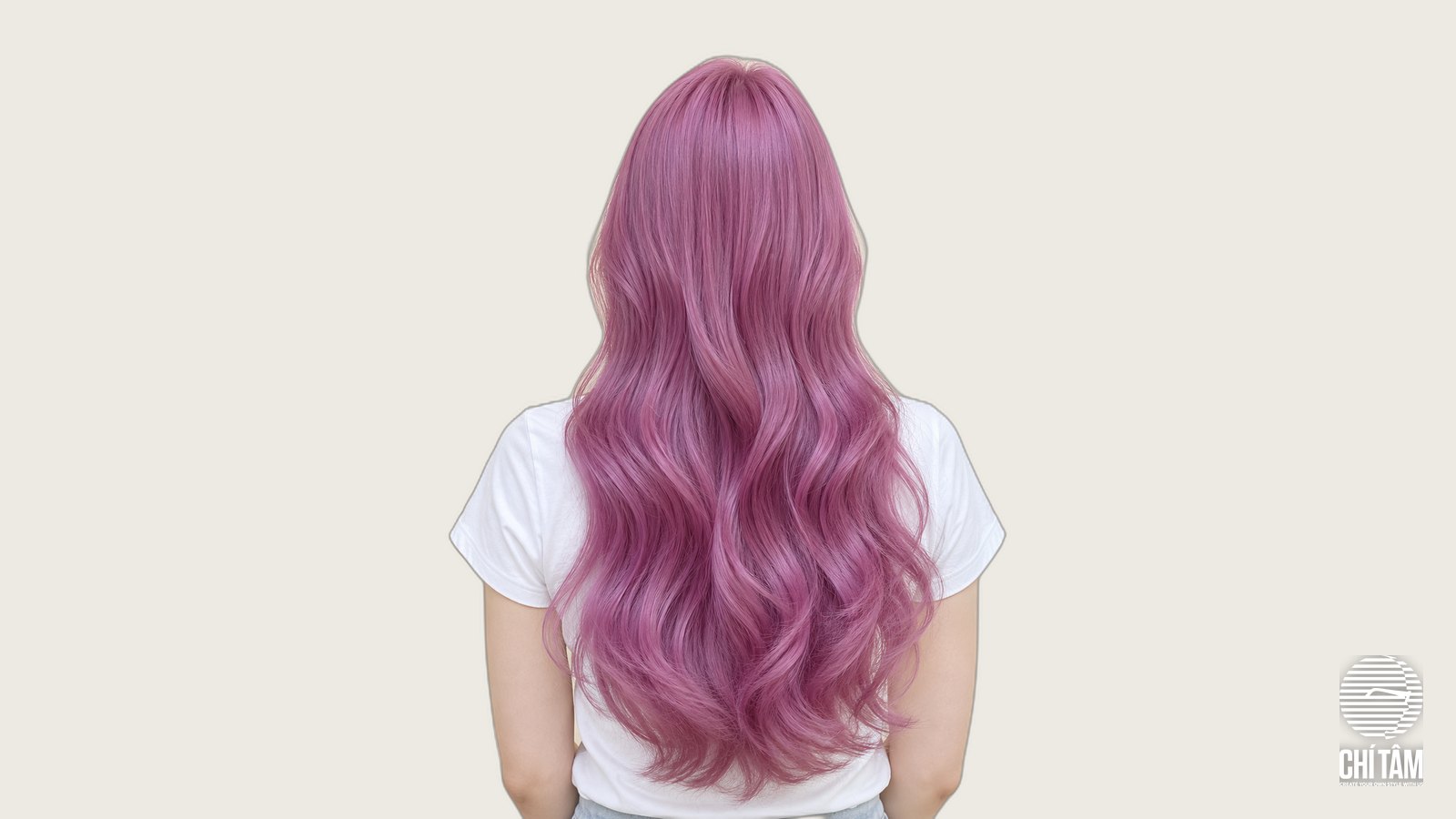 Mái tóc dài nhuộm hồng tím orchid nhìn từ phía sau
