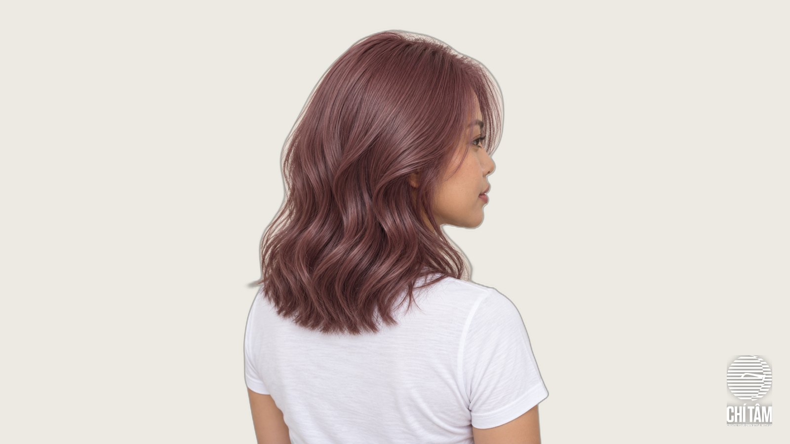 Tóc mauve hồng tím góc chéo phía sau, ánh hồng tím bắt sáng