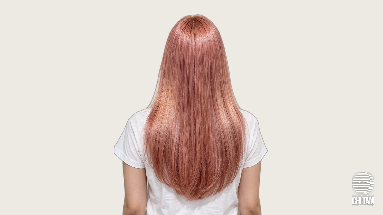 Tóc rose gold dài suôn nhìn từ sau lưng, màu đều từ chân tóc