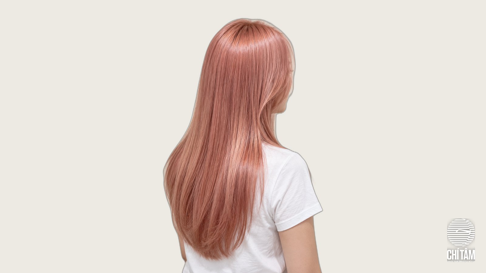 Tóc rose gold dài suôn góc chéo sau, ánh hồng vàng lấp lánh