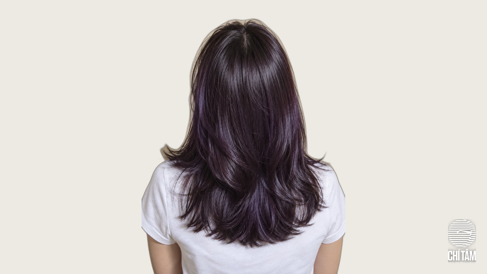 Tóc tím than ánh đen nhìn từ phía sau, màu lên đều từ chân tới ngọn