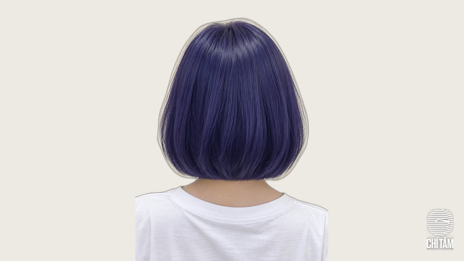 Tóc bob tím xanh indigo nhìn từ sau lưng, màu lên đều từ chân tóc