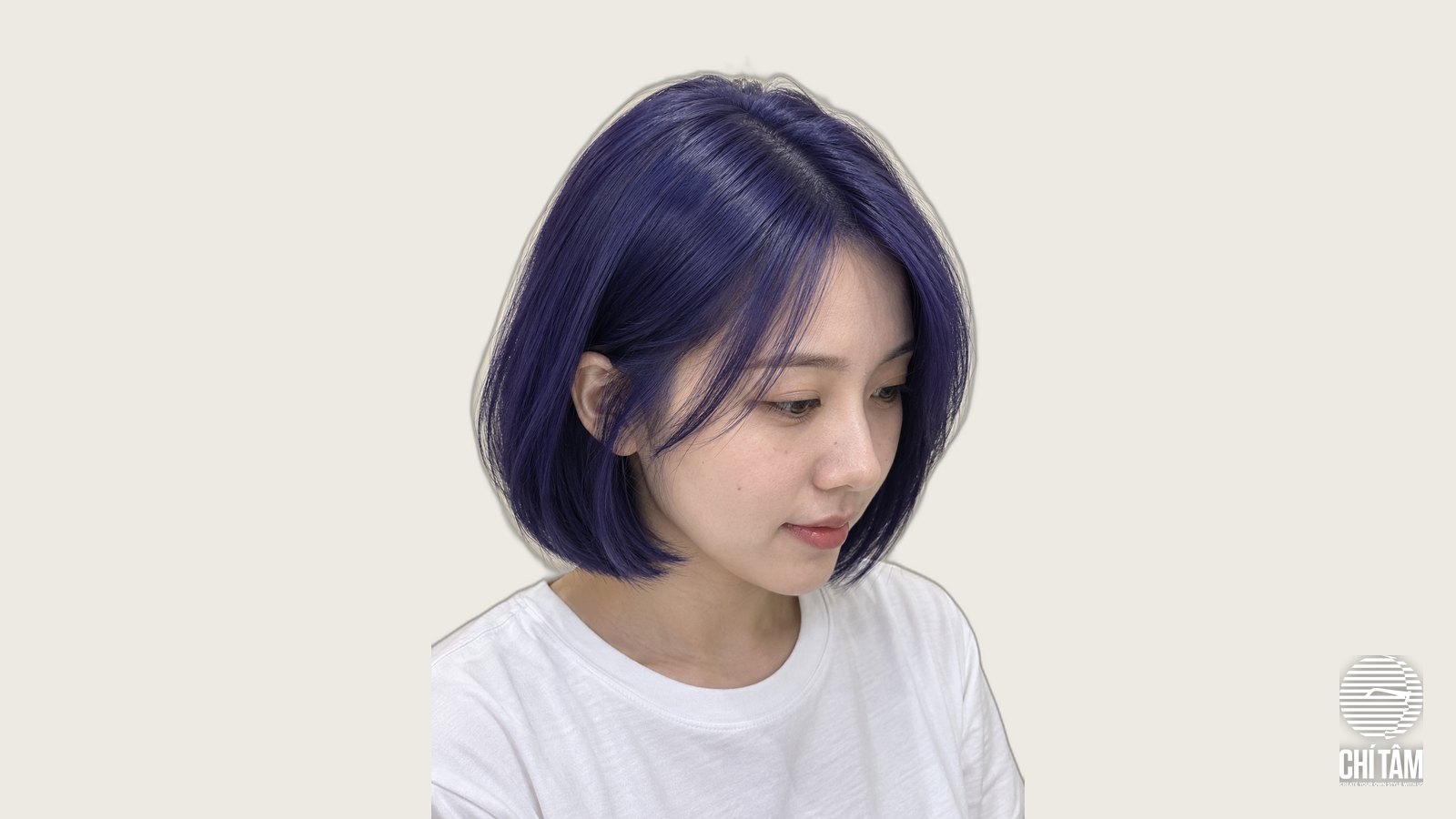Tóc bob ngang cằm nhuộm tím xanh indigo góc chéo phía trước