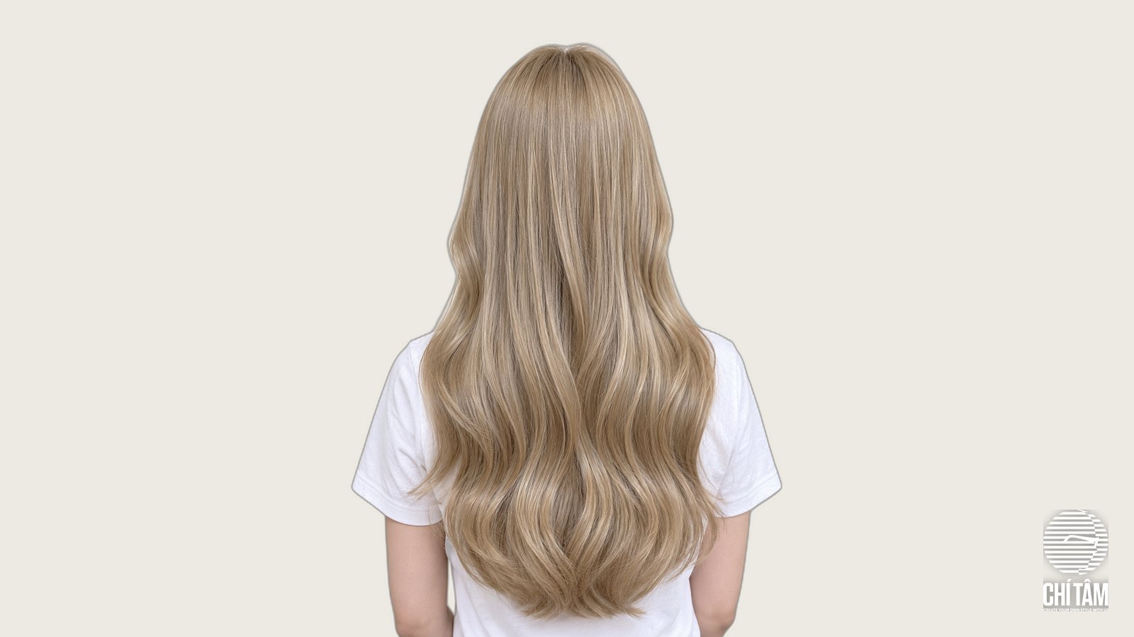Tóc dài gợn sóng nhuộm vàng cát sandy blonde nhìn từ sau lưng