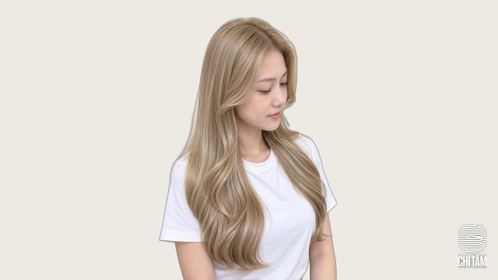 Mái tóc dài vàng cát sandy blonde gợn sóng nhìn chéo phía trước