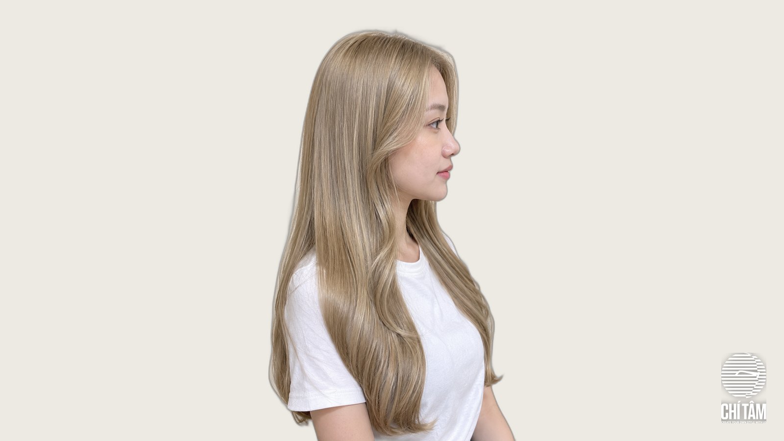 Tóc vàng cát sandy blonde trên tóc dài gợn sóng, góc nghiêng