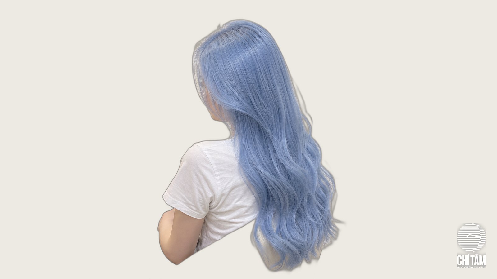 Tóc xanh baby blue góc chéo phía sau, tóc dài gợn sóng nhẹ