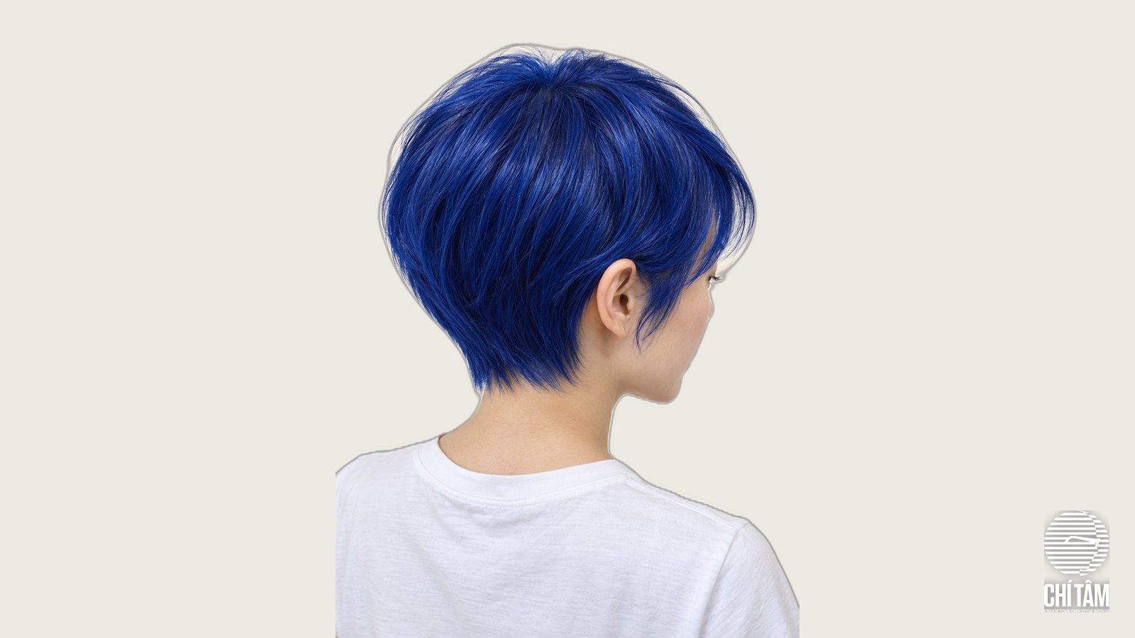 Tóc pixie xanh cobalt góc chéo sau 3/4