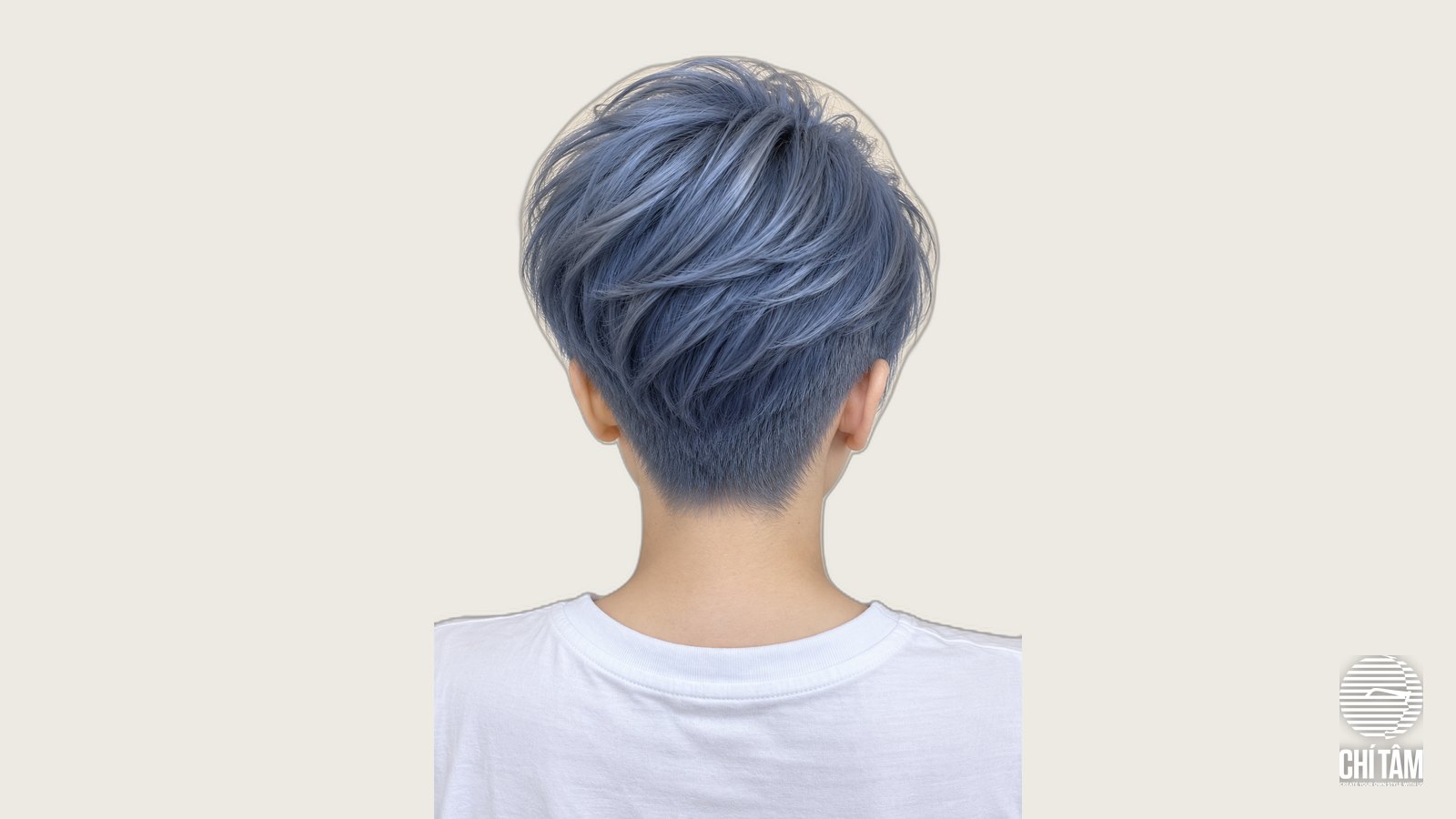 Tóc tém undercut nữ màu xanh thép nhìn từ phía sau